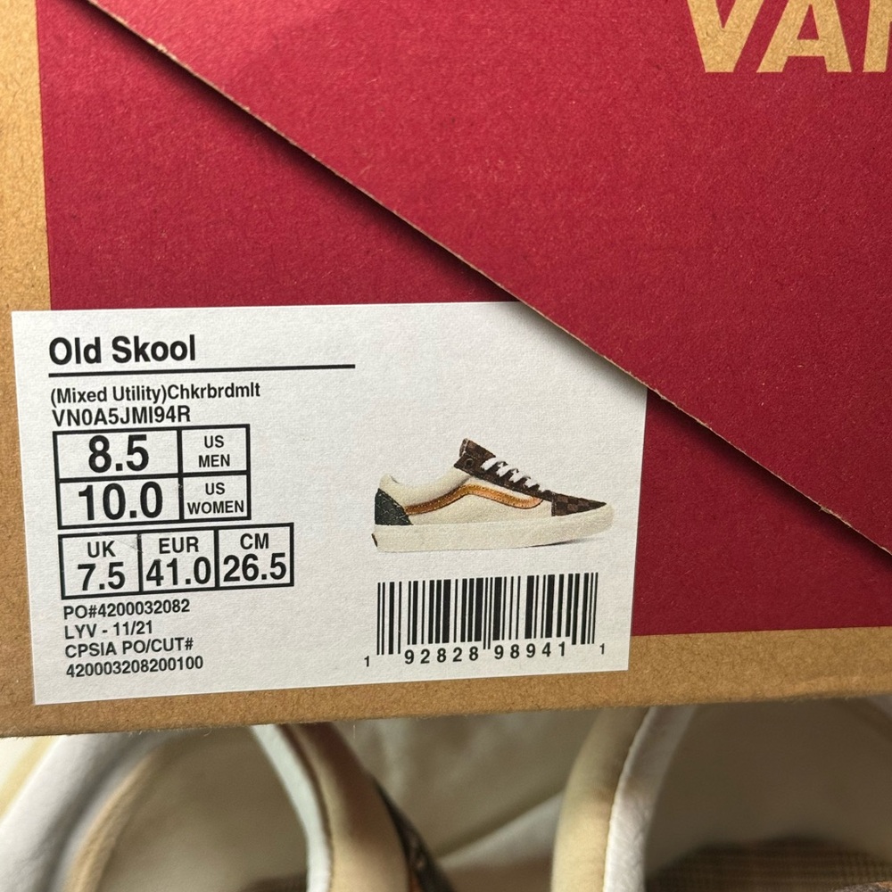 Vans Men’s Old Skool Low-Top Sneakers (Men’s 8.5/ Womens 10) - Picture 4 of 7